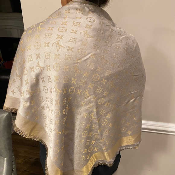 Louie Vuitton wool/silk monogram shawl. Silver and gold - Picture 2 of 11
